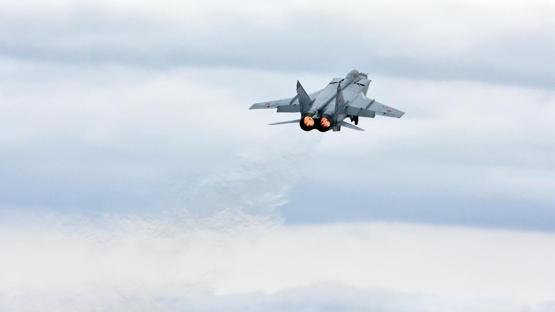 kaiyun开云·官方网站-梅西意外离开巴塞罗那，引发转会市场动荡，梅西离开巴萨热搜